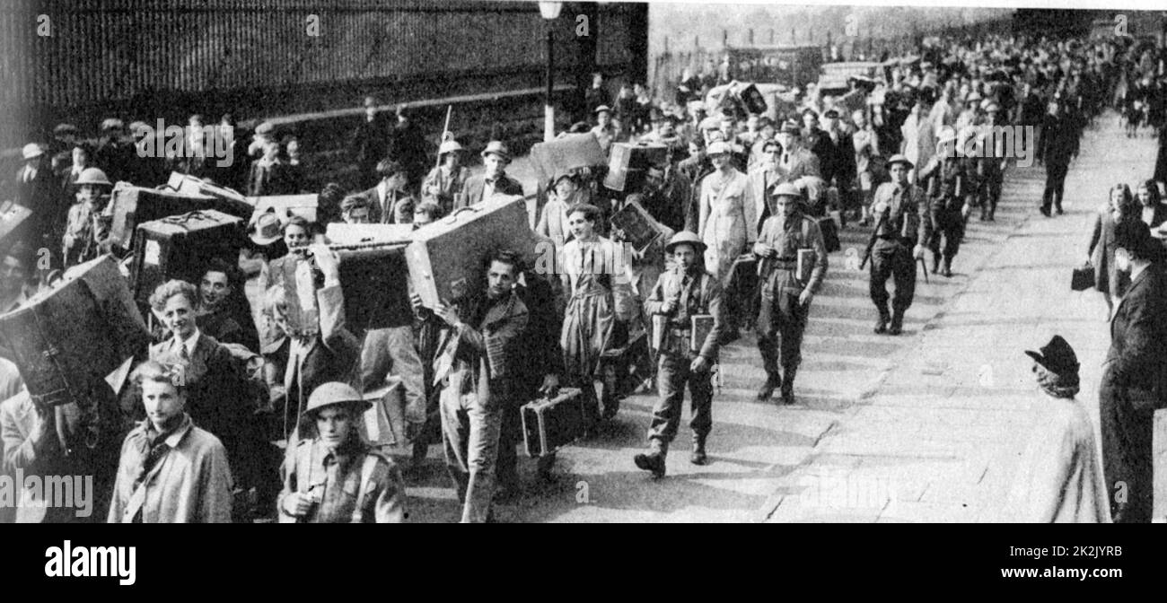 Mit der Angst vor einer Deutschen "Fünfte Kolonne" in Großbritannien, viele Aliens noch in Freiheit in interniert wurden. Hier sind sie, von Soldaten bewacht, die durch eine Stadt auf dem Weg in ein Internierungslager marschierten. Stockfoto