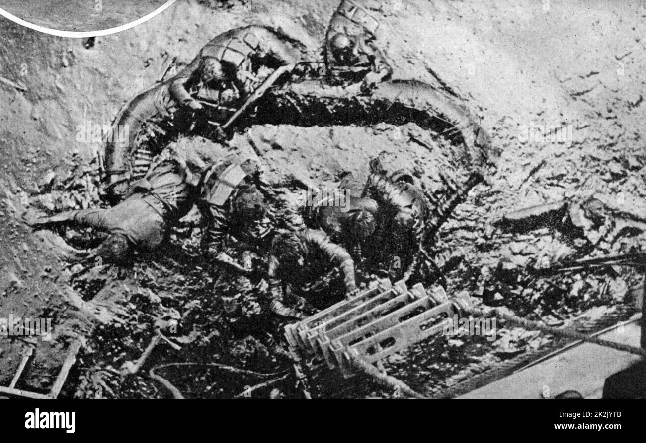 H.M.S. Glowworm versenkt, 1940 britische Soldaten, halb ertrunken und Öl in ihrem sinkenden Schlauchboot bedeckt, von einem deutschen Schiff gerettet. Stockfoto