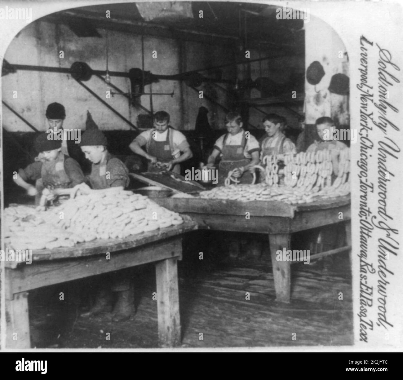 Die Wurst, die Rüstung große Packen House, Chicago, USA Männer und Jungen Füllung Wurst häuten an zwei Tischen. photoprint auf stereo Karte c 1893. Stockfoto