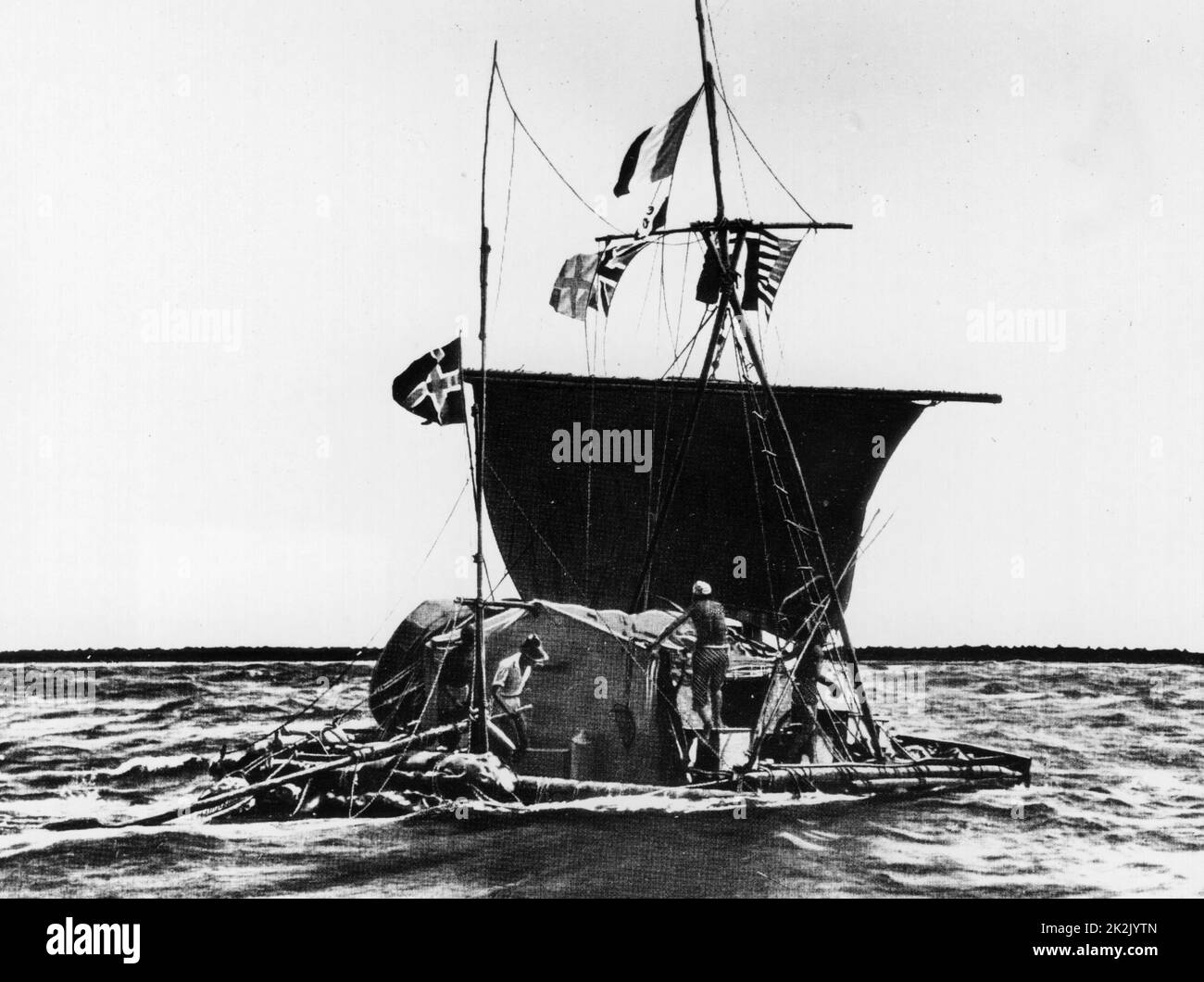 1947: Der norwegische Ethnologe Thor Heyerdahl (1914-2002) und sein Floß 'Kon-Tiki' überqueren den Pazifischen Ozean. Stockfoto 1947: Der norwegische Ethnologe Thor Heyerdahl (1914-2002) und sein Floß 'Kon-Tiki' überqueren den Pazifischen Ozean. Stockfoto