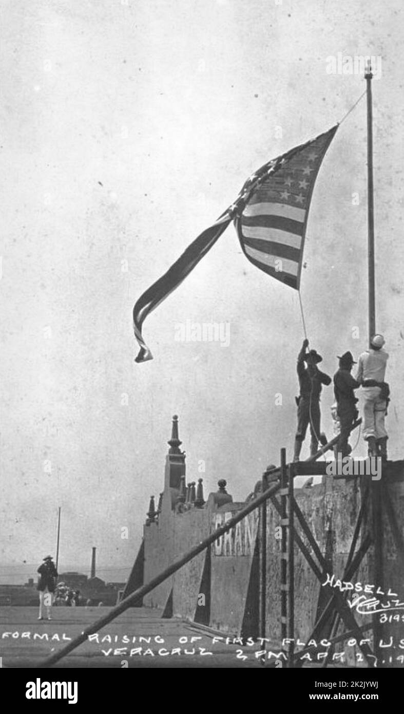 'Formelles Anheben der ersten Flagge der USA Veracruz 2 UHR, 27. April 1914 von John H. Quick' Foto von Walter P. Hadsell, aufgenommen während der US-Besetzung von Veracruz, 1914. Spanisch-Amerikanischer Krieg Stockfoto