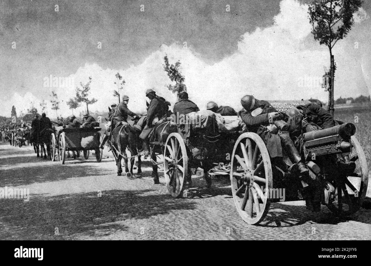 Schlacht von Belgien, 10-28. Mai 1940: Kolonne erschöpfter belgischer Artillerie, viele der Männer, die auf ihren Gewehren und Limbern schlafen, auf einer Straße in der Nähe von Louvain. Stockfoto