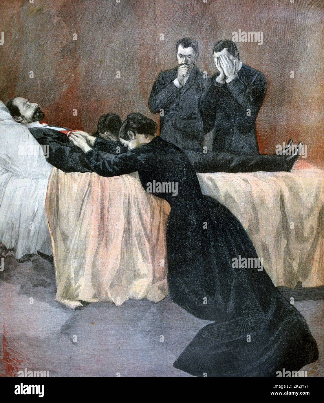 Madame Carnot kniend vom Sterbebett ihres Ehemanns Präsident Sadi Carnot (1827-1895) nach seiner Ermordung am 24. Juni 1894. Von "Le Petit Journal", Pa; ris, 2. Juli 1894. Französisch, Frankreich, Frau, Trauer, Trauer Stockfoto