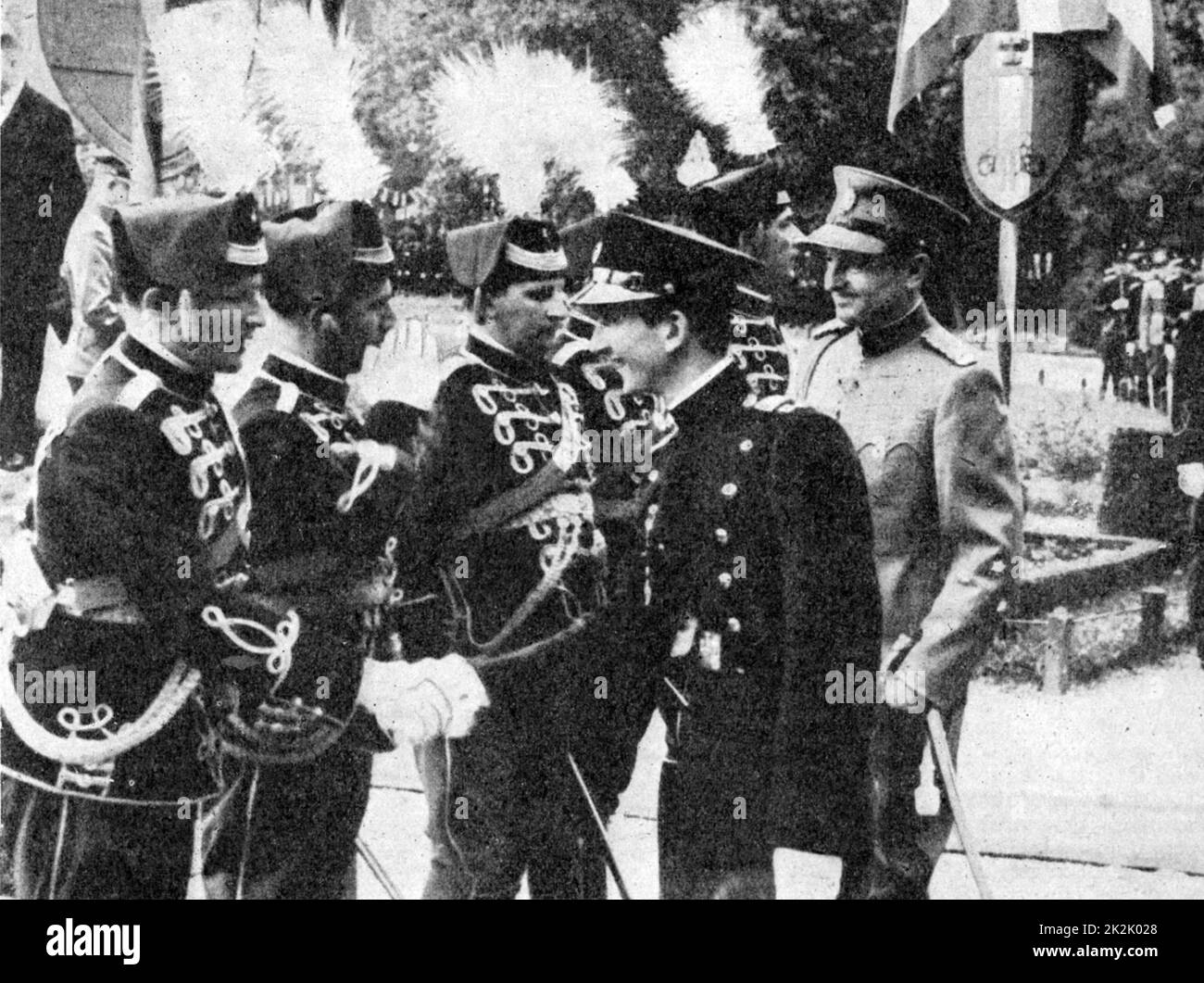 Prinz Paul von Jugoslawien, der Regent 1934-1941, rechts, und der Junge Peter II., König von Jugoslawien 1934-1945, untersuchen eine Parade am Festival eine der Offiziere, Belgrad 1940. Stockfoto