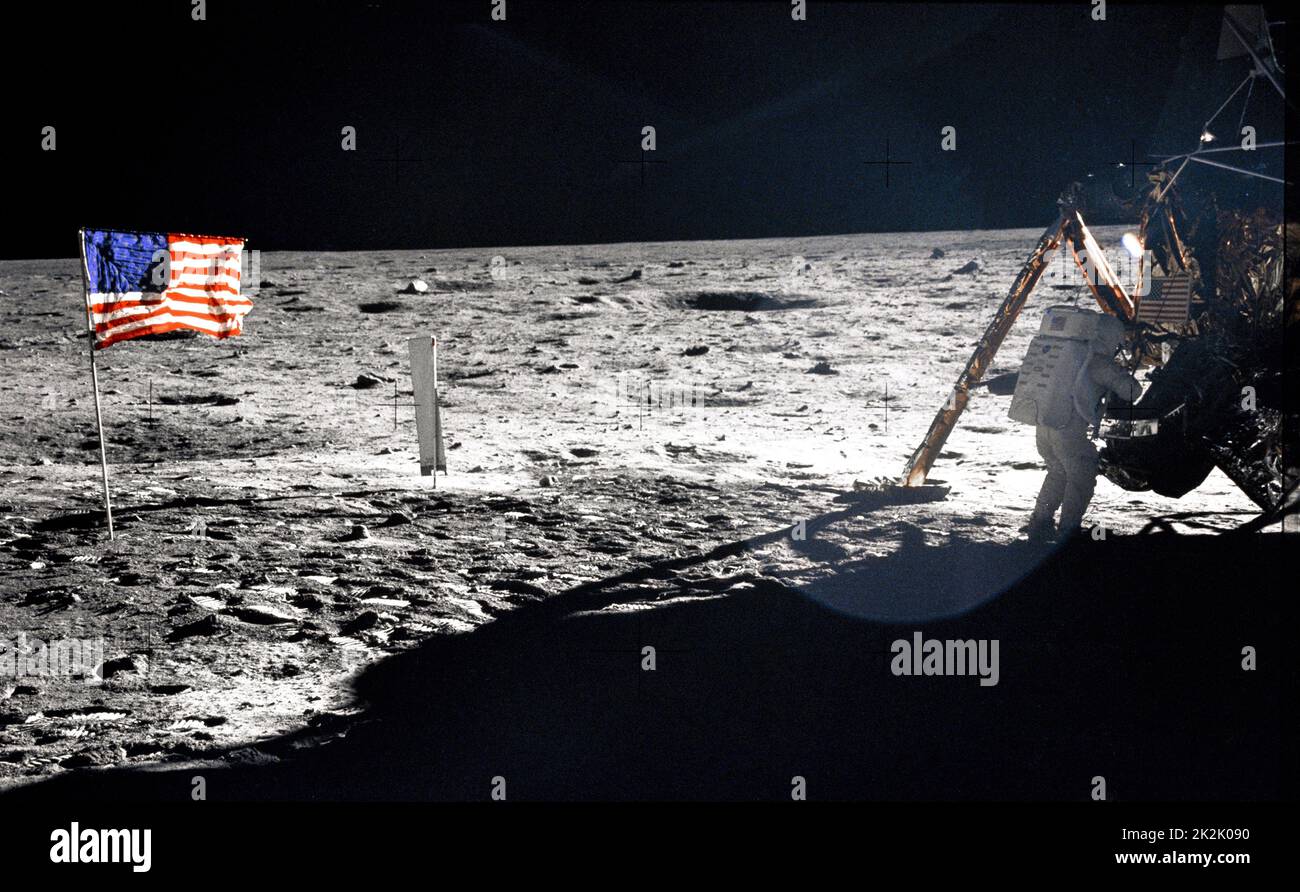 Astronaut Neil A. Armstrong, Apollo ll-Missionskommandant, bei der Modular Equipment Storage Assembly (MESA) der Mondlandefähre 'Eagle' bei der historischen ersten extravehiculären Aktivität (EVA) auf der Mondoberfläche. Astronaut Edwin E. Aldrin Jr. hat das Foto mit einer Hasselblad 70mm Kamera aufgenommen. Die meisten Fotos der Apollo 11 Mission zeigen Buzz Aldrin. Dies ist einer von wenigen, die Neil Armstrong am 20. Juli 1969 zeigen. Stockfoto