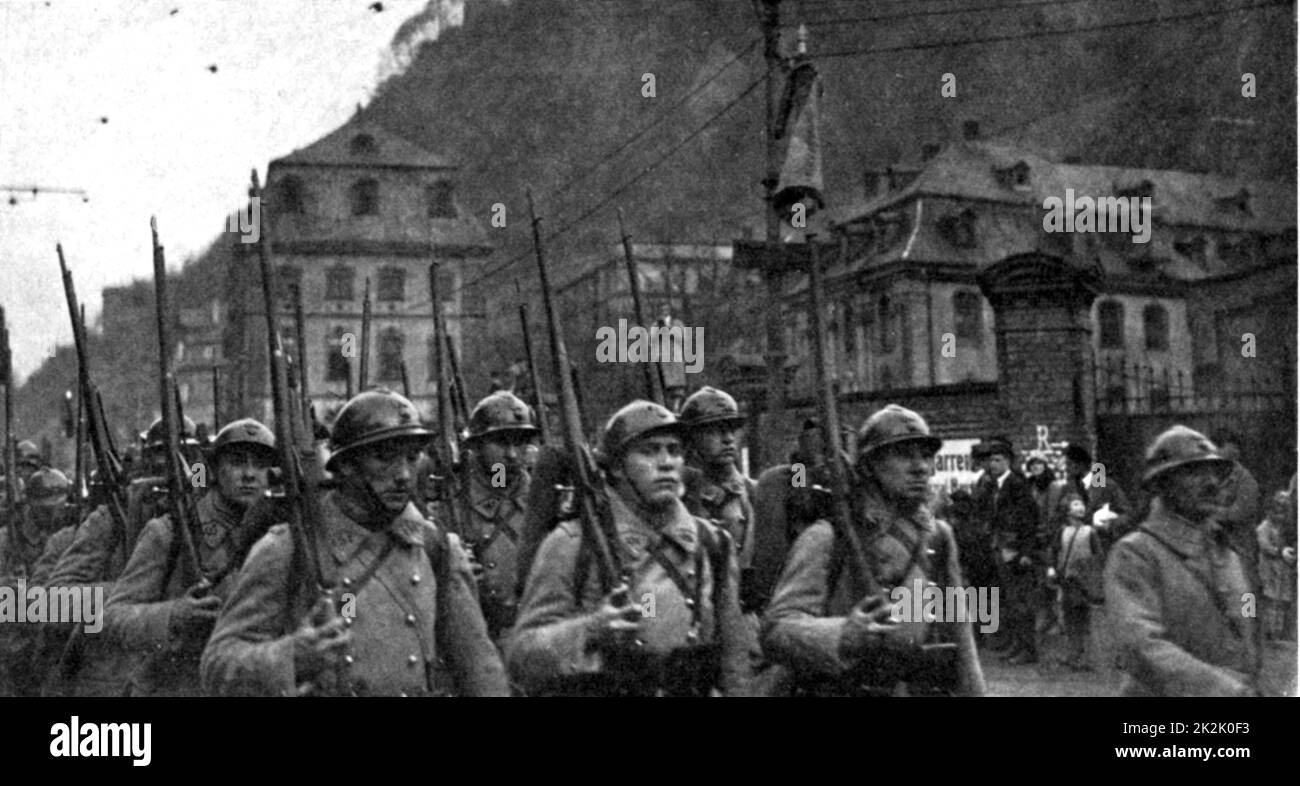 Französische Soldaten marschieren nach dem Ersten Weltkrieg um 1923 in das besetzte Ruhrgebiet Deutschlands Stockfoto