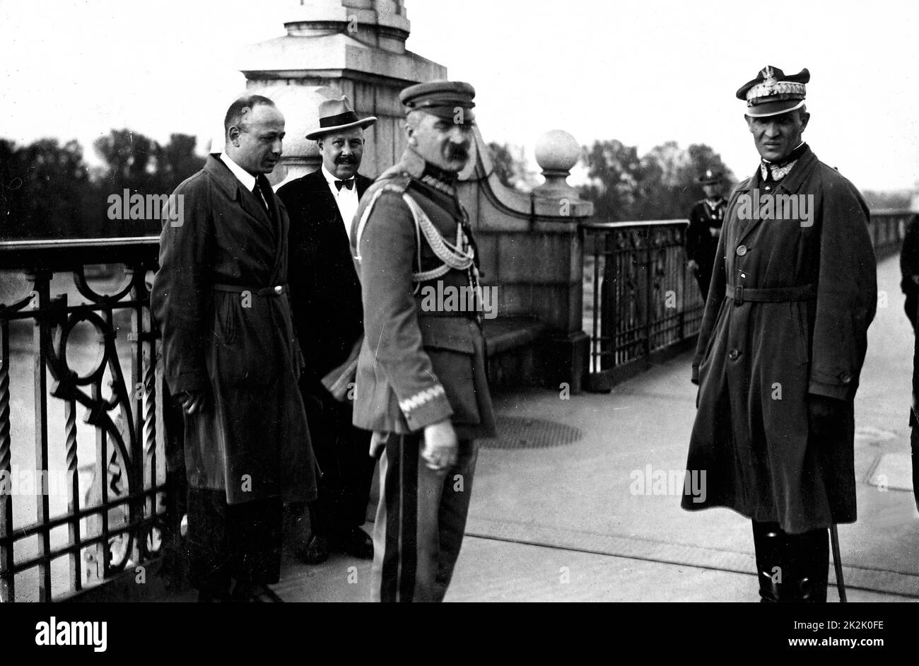 marshall Josef Pilsudski auf der Poniatowski-Brücke, Warschau, 12. Mai 1926, während des Putsches im Mai d' État. Ebenfalls anwesend (rechts) ist General Gustaw Orlicz-Dreszer. Stockfoto