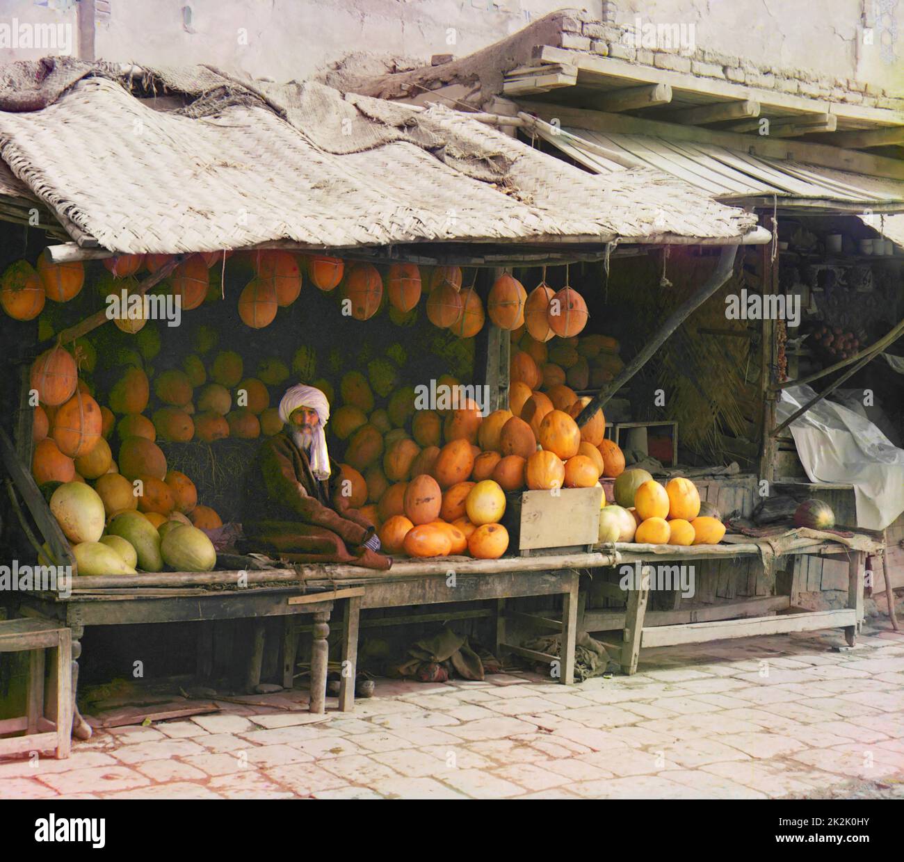 Melone Verkäufer in einem Obststand auf einem Markt in Samarkand (Usbekistan). Von Sergey Mikhaylovich Prokudin-Gorsky 1863 - 1944 russische Fotograf. Er ist für seine Pionierarbeit in der Farbe Fotografie des frühen 20. Jahrhunderts bekannt - Russland Stockfoto