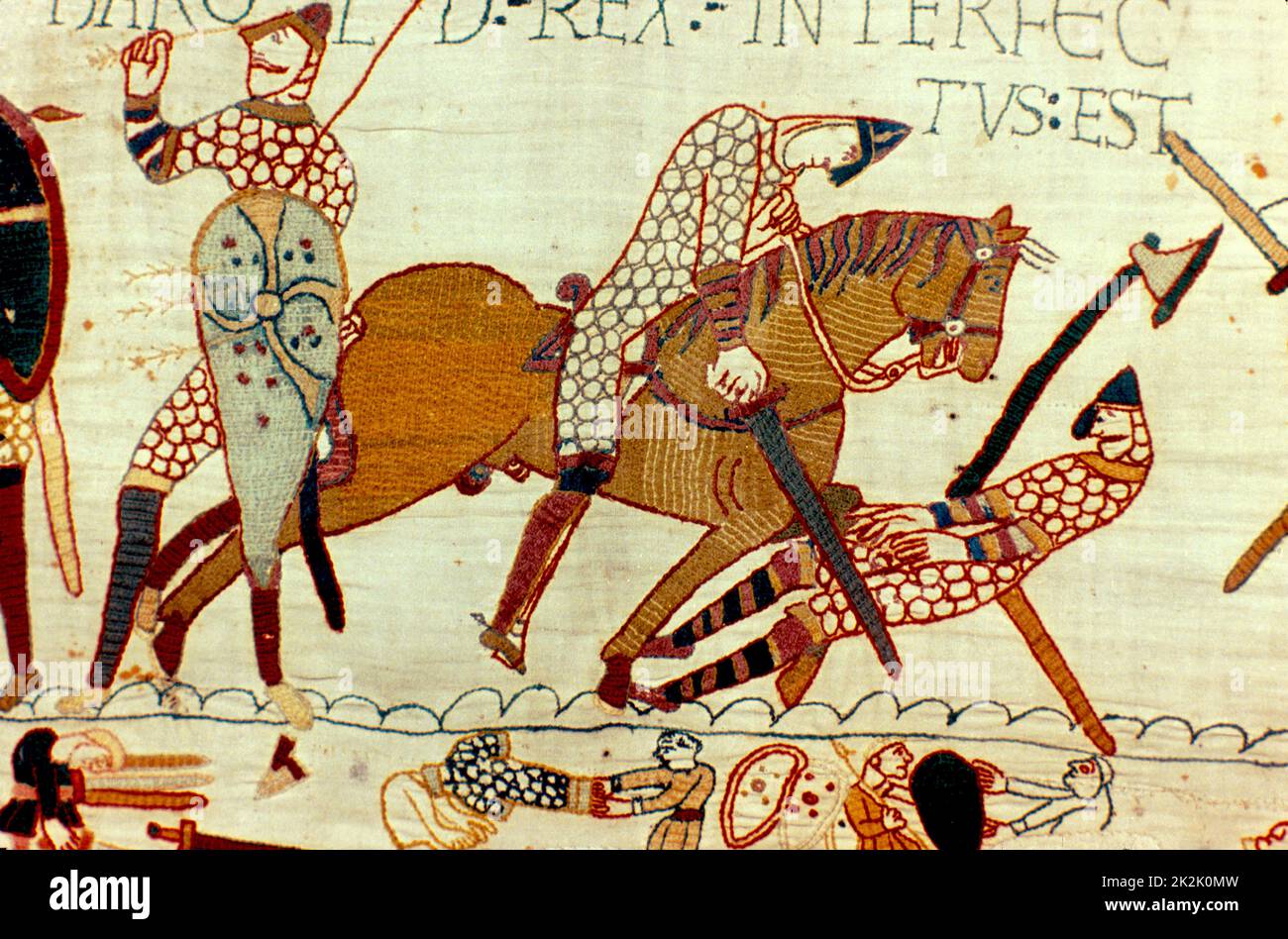 Bayeux 1067: Schlacht von Hastings, 14. Oktober 1066. Der Tod von Harold II., der letzten angelsächsischen König von England. Links, Bild Pfeil ziehen von Auge und dann von Norman knight schneiden. Rüstung Kettenhemd Schwert Ax Textil Stockfoto