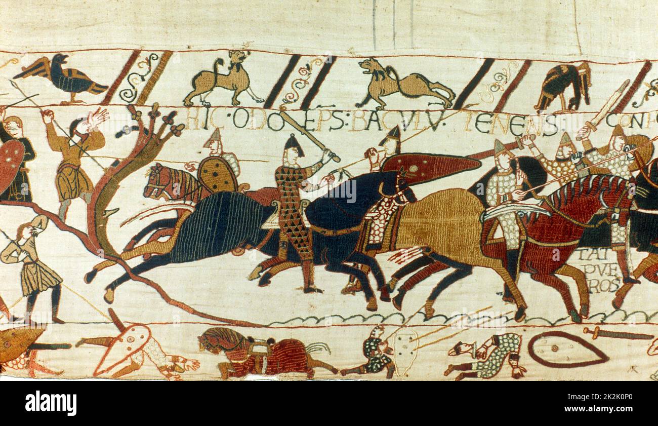 Bayeux Tapisserie 1067: Schlacht von Hastings, 14. Oktober 1066. Normannische Kavallerie mit Speeren und Schwertern, die Engländer angreifen. Reiterloses Pferd und Verletzte an der unteren Grenze. Textiles Leinen Stockfoto