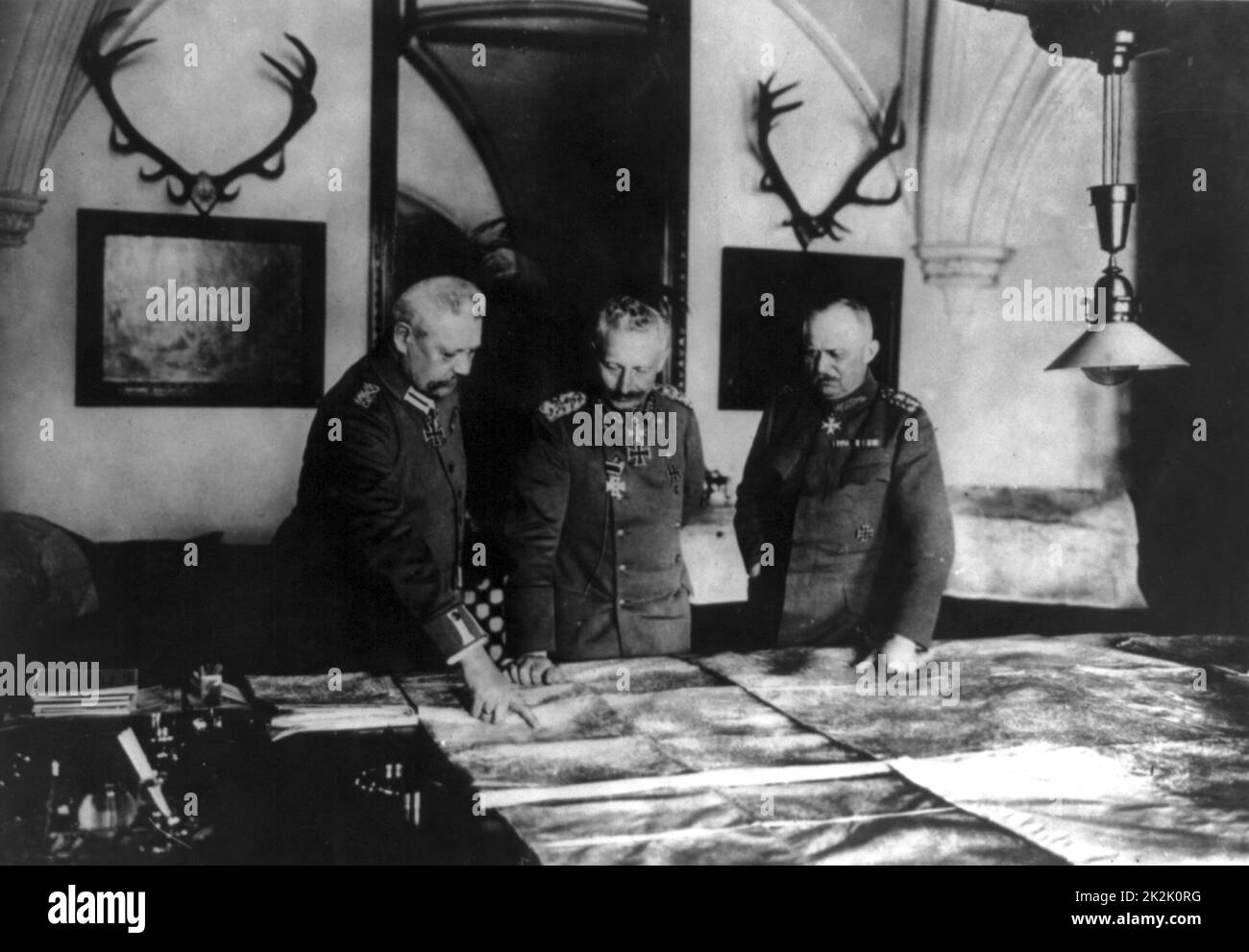 1. Weltkrieg: Wilhelm II. Von Deutschland (Mitte) studiert Karten mit seinen Oberkommandanten General Hindenburg, links, und General Ludendorf, rechts. Stockfoto