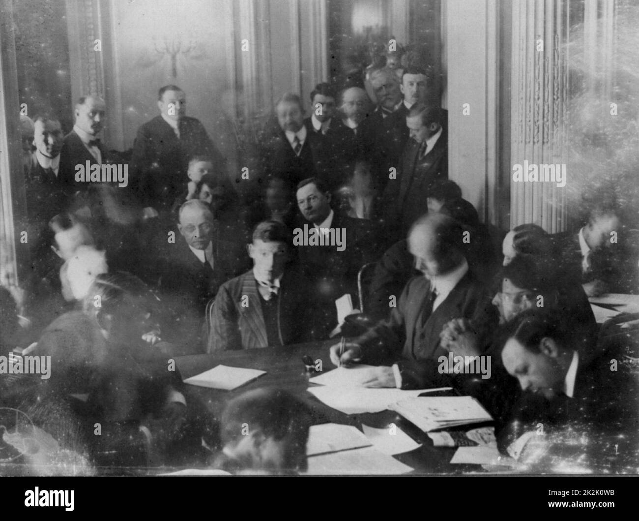 Titanic Katastrophe, 12. April 1912: USA Senat Untersuchungs-kommission Befragung überlebenden im Waldorf Astoria Hotel in New York. Der Funker Harold Thomas Sarg hinterfragt, 29. Mai 1912. Stockfoto