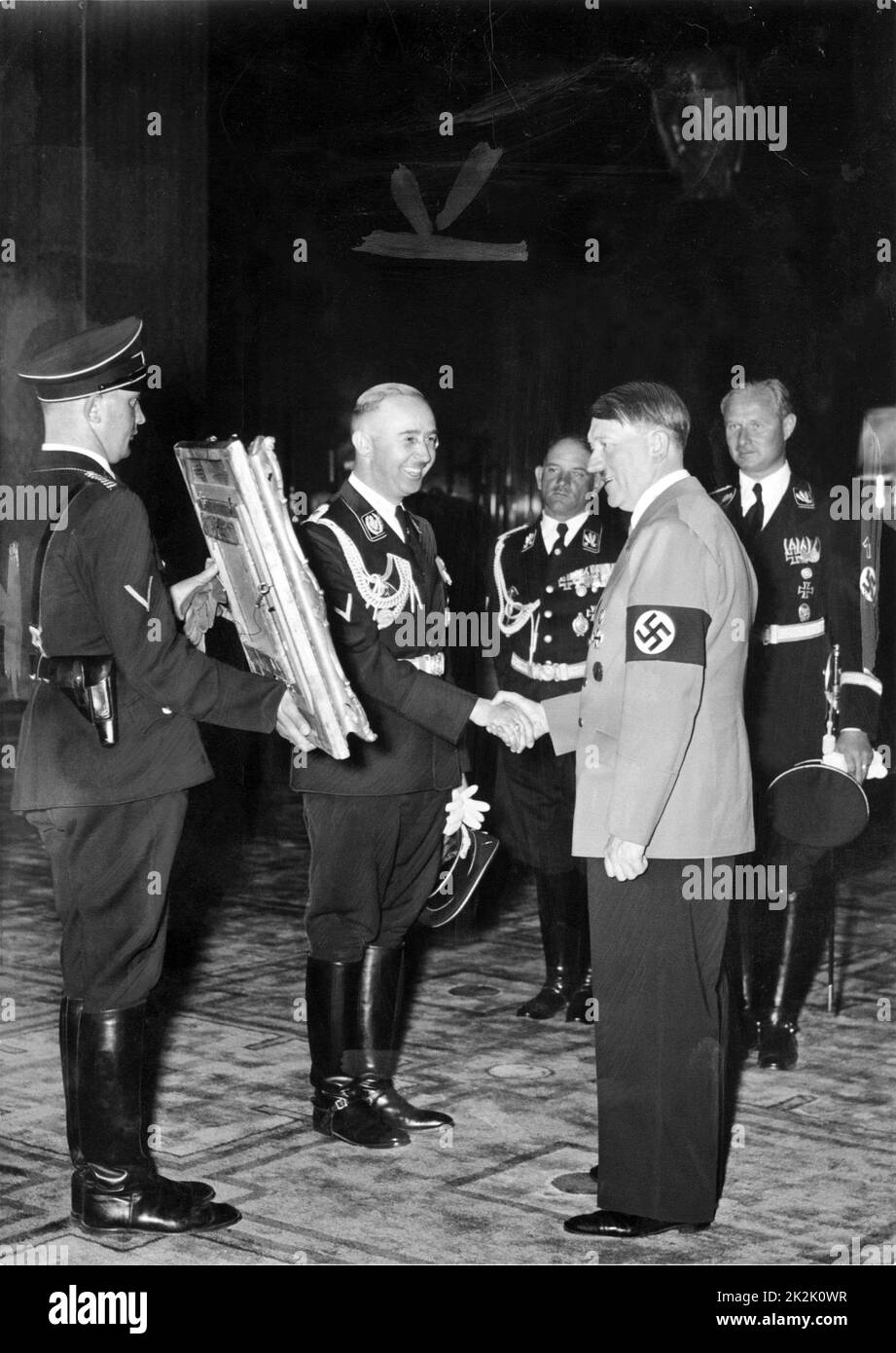Heinrich Himmler bietet Adolf Hitler ein beschlagnahmtes Gemälde zu seinem 50.. Geburtstag an. April 1939 Stockfoto