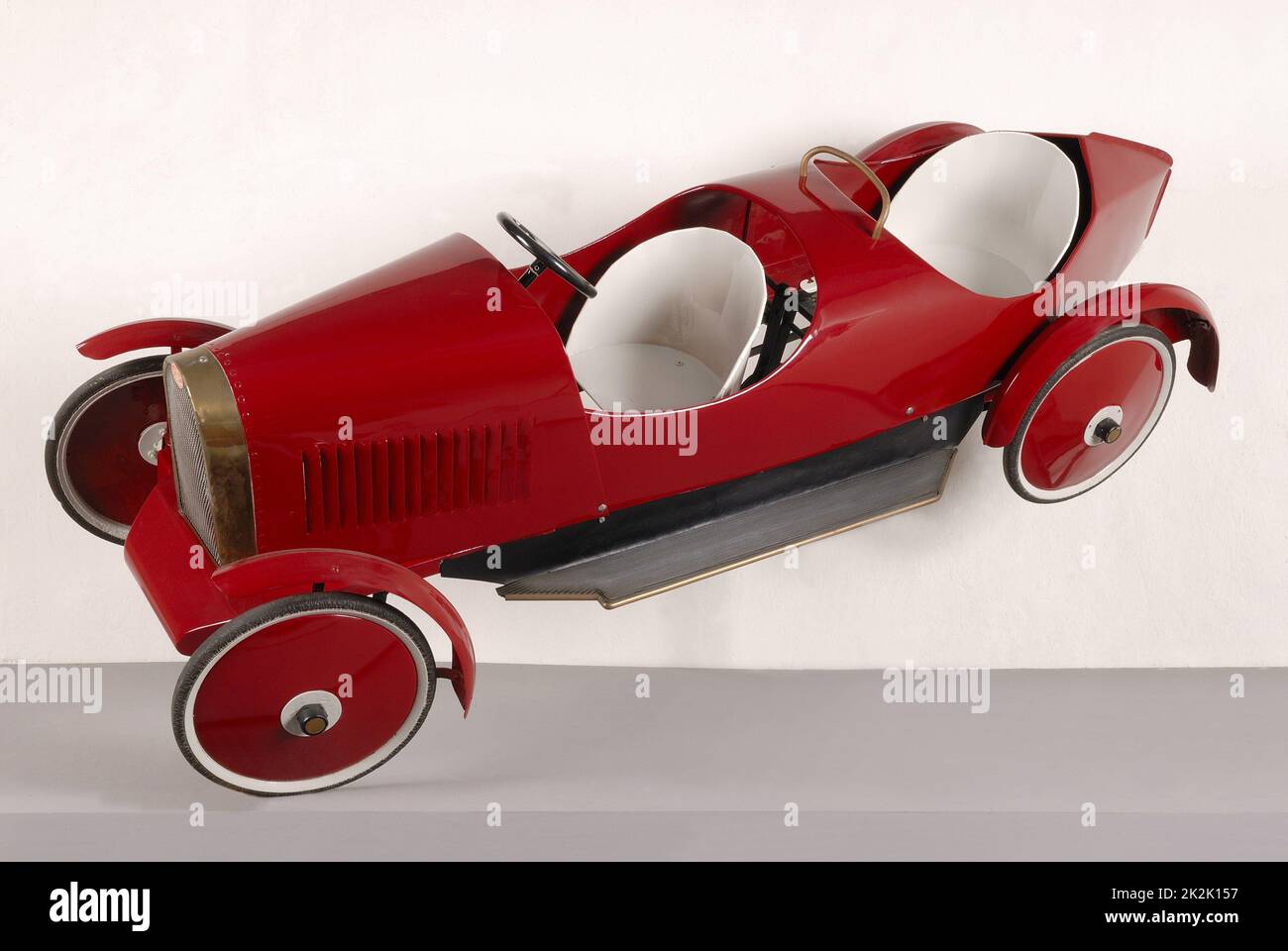 Toy (Marke: Euréka) Rennwagen mit 2 Sitzplätzen, rot und cremefarben lackierten Pedalen aus Stahl. Länge : 170 cm 1930 Privatsammlung Stockfoto