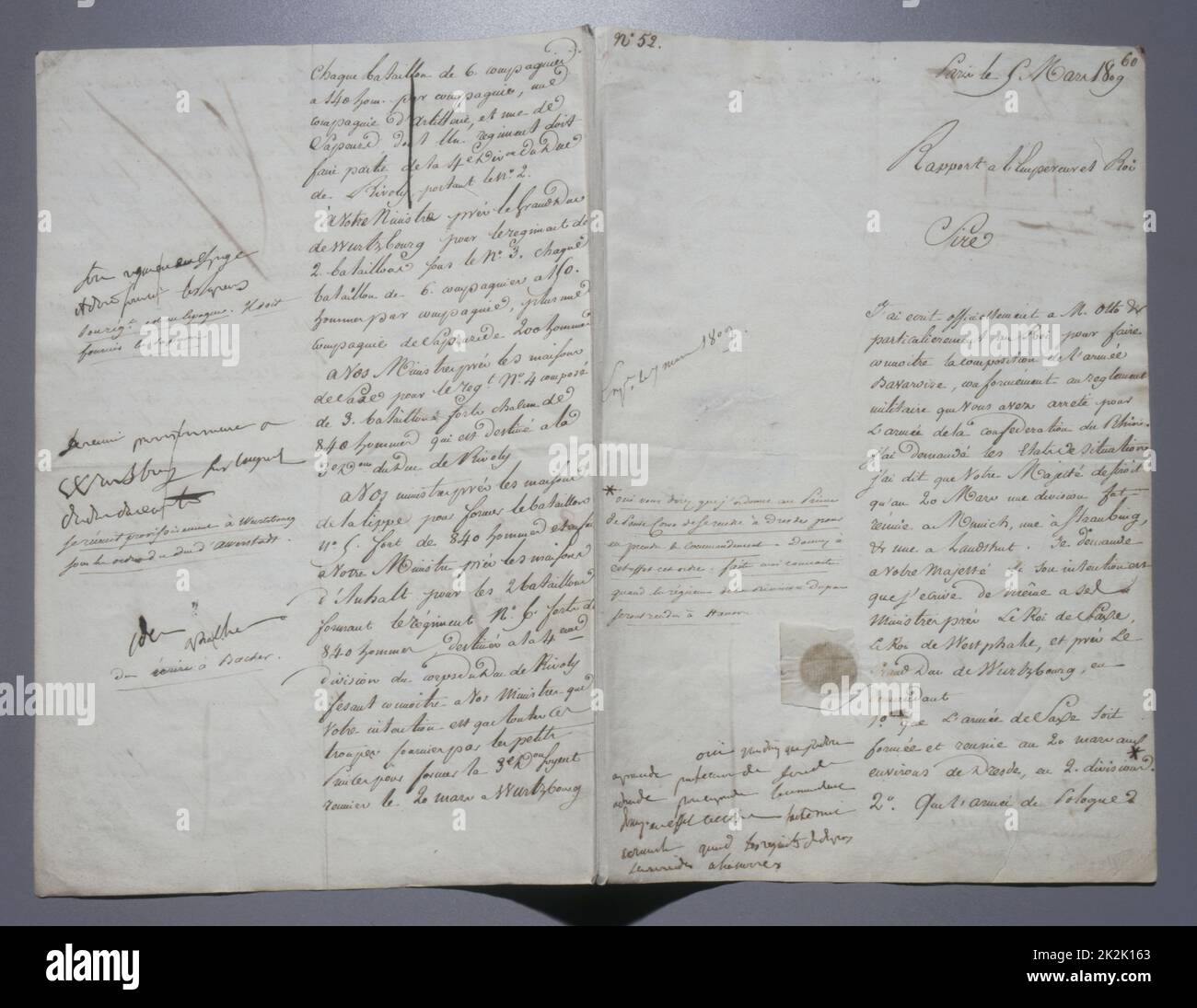 Plan des Feldzuges in Deutschland Berthier berichtet an Kaiser Napoleon I., kommentiert und modifiziert von Napoleon, in dem er die deutsche Armee einrichtet. Letzter Bericht vor der Kampagne in Deutschland. März 5, 1809 4 Folio-Seiten Stockfoto