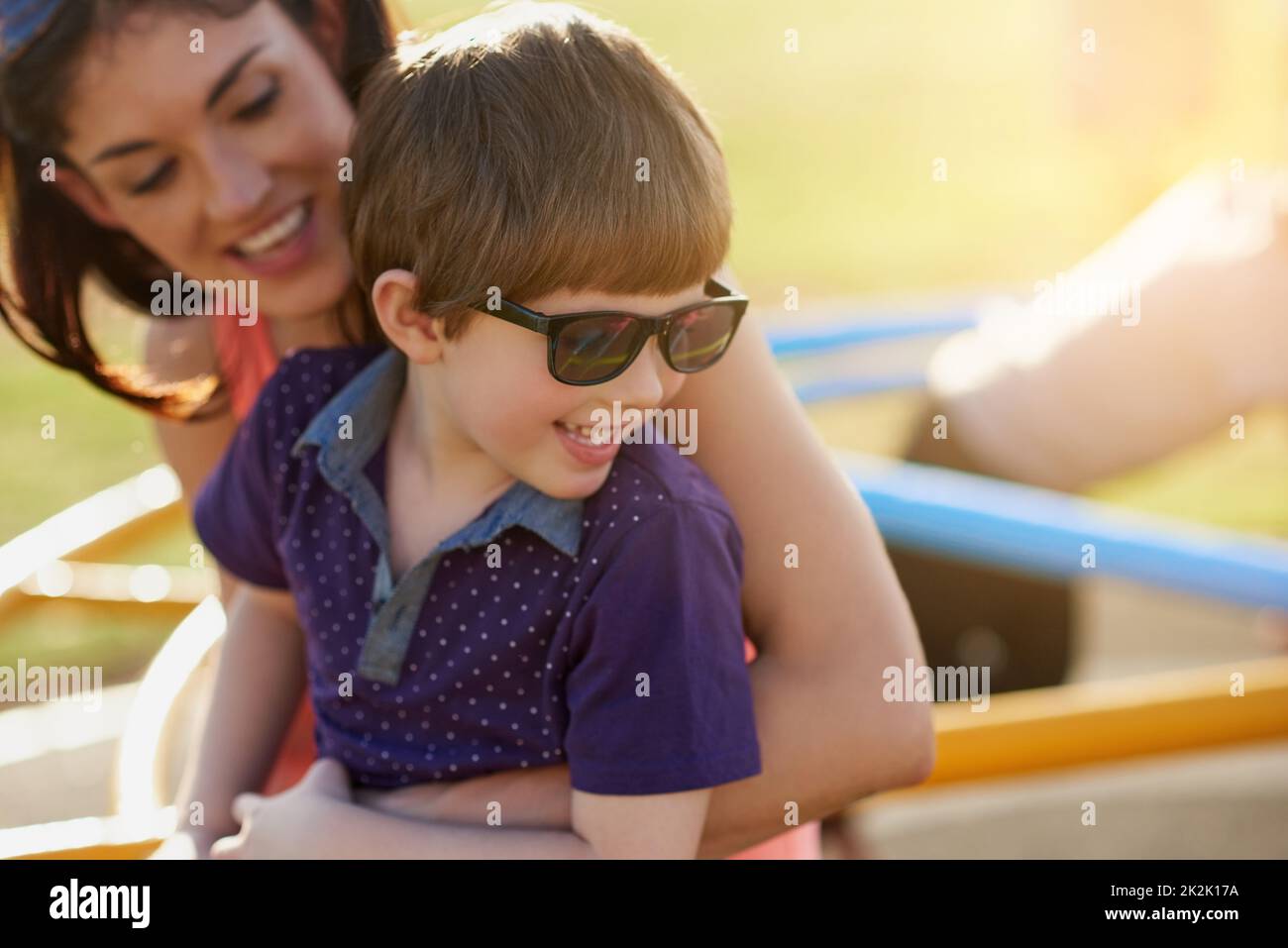 Der Fokus liegt auf viel Spaß. Eine kurze Aufnahme einer Mutter und eines Sohnes, die gemeinsam einen Tag im Park genießen. Stockfoto