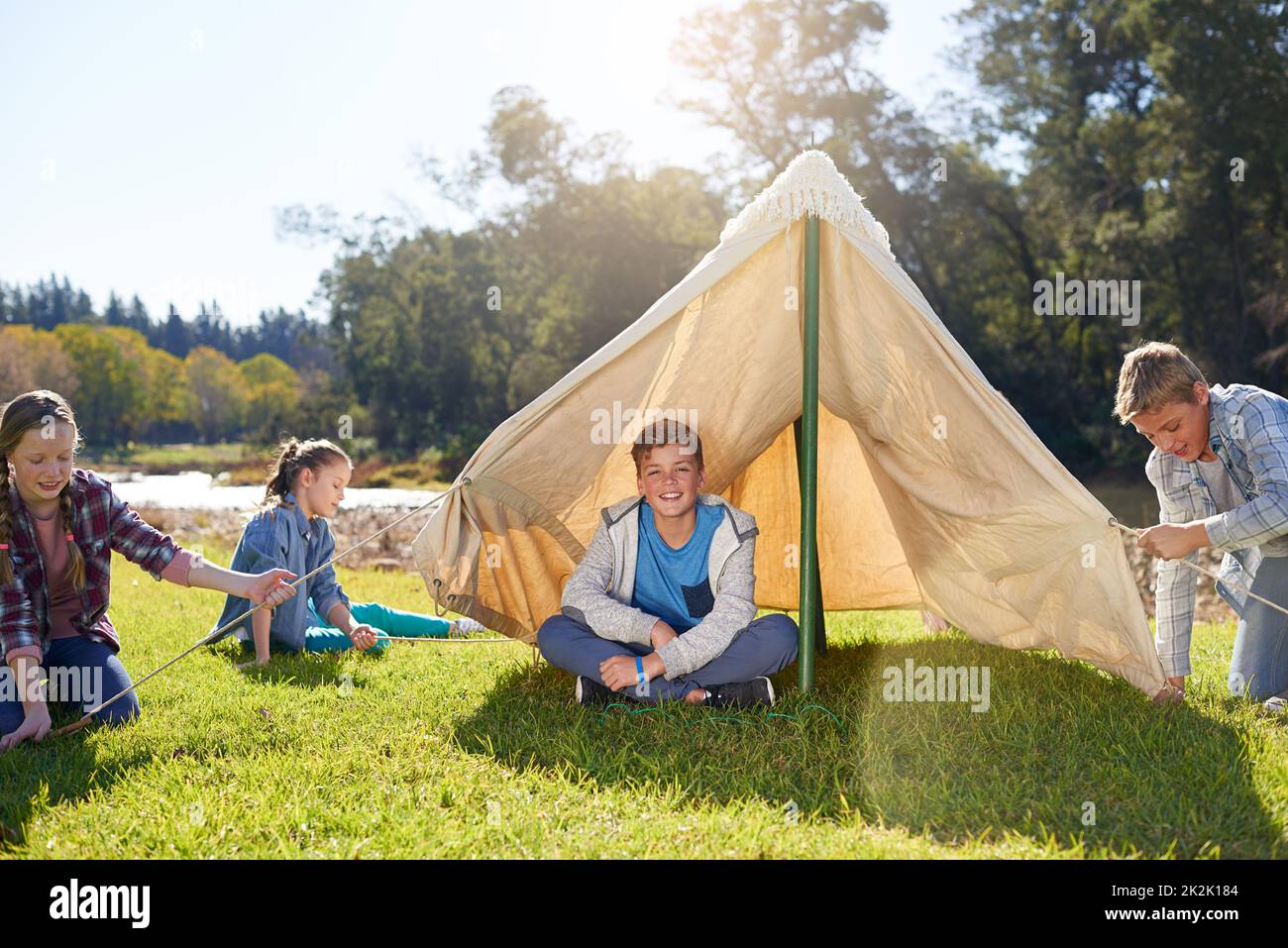 Glück geht auf Camping-Reise. Aufnahme einer Gruppe von Kindern auf einem Campingausflug. Stockfoto