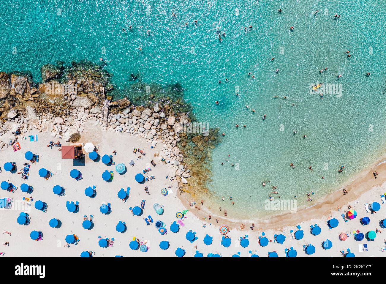 Luftaufnahme des sonnigen, berühmten, sandigen Konnos-Strandes. Zypern Stockfoto