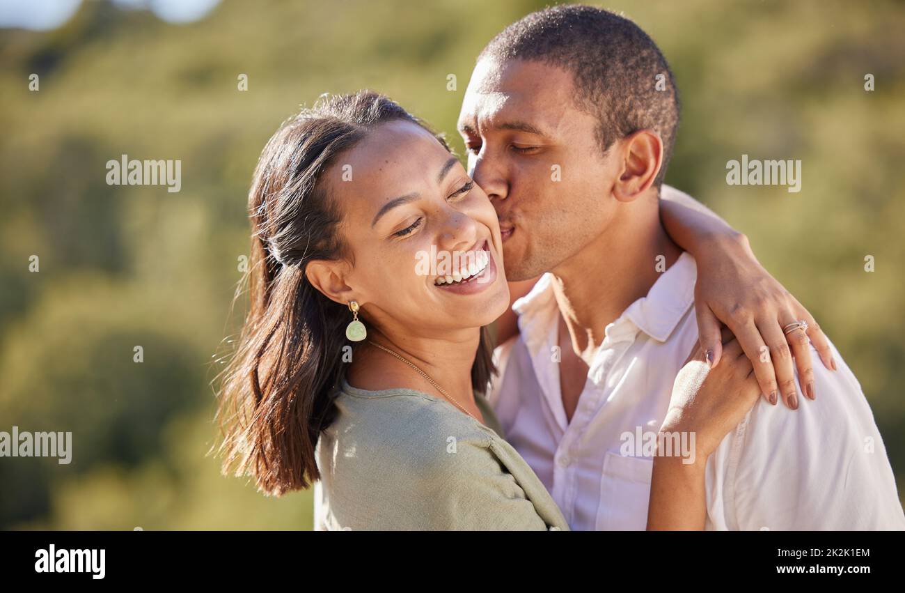 Glückliche schwarze Frau und Mann Paar Kuss, Liebe und Dating in Beziehung Sommer Natur Romantik Datum. Umarmung, Umarmung und romantisches schwarzes Paar lächeln Stockfoto