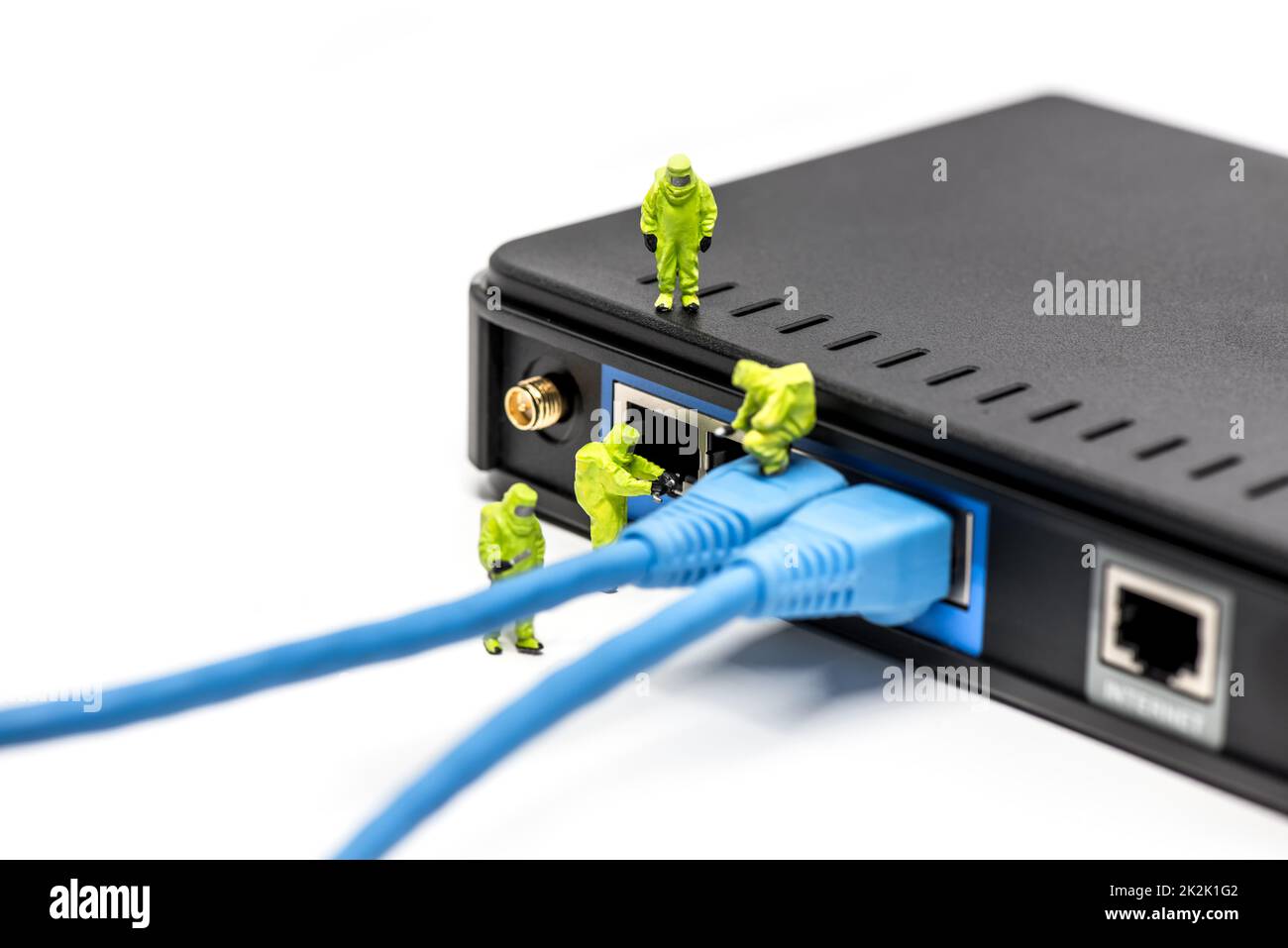 Netzwerktechniker, die Kabel mit dem Netzwerk-Switch verbinden. Stockfoto