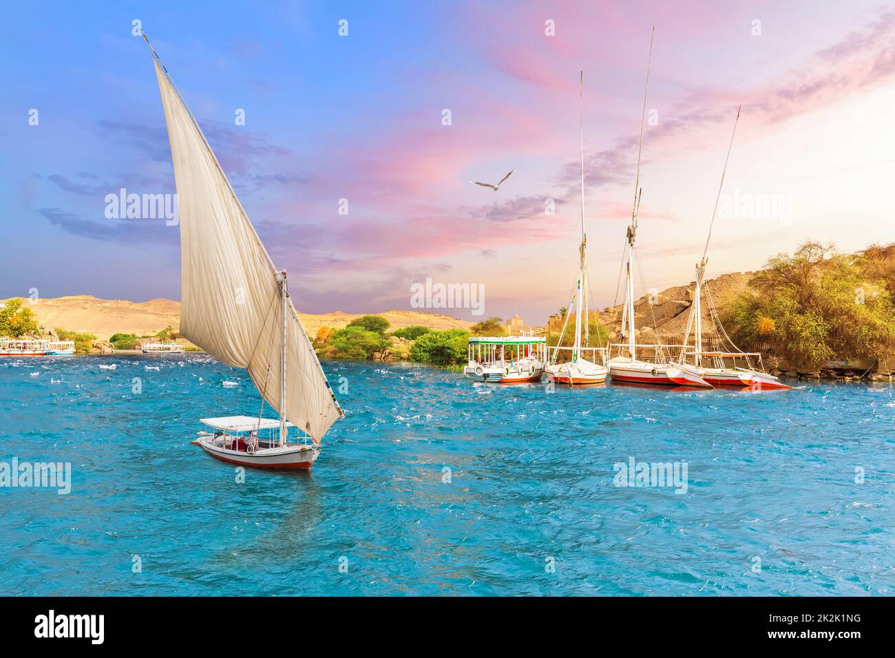 Assuan Stadt in Ägypten, schöne Landschaft des Nils mit Segelbooten Stockfoto