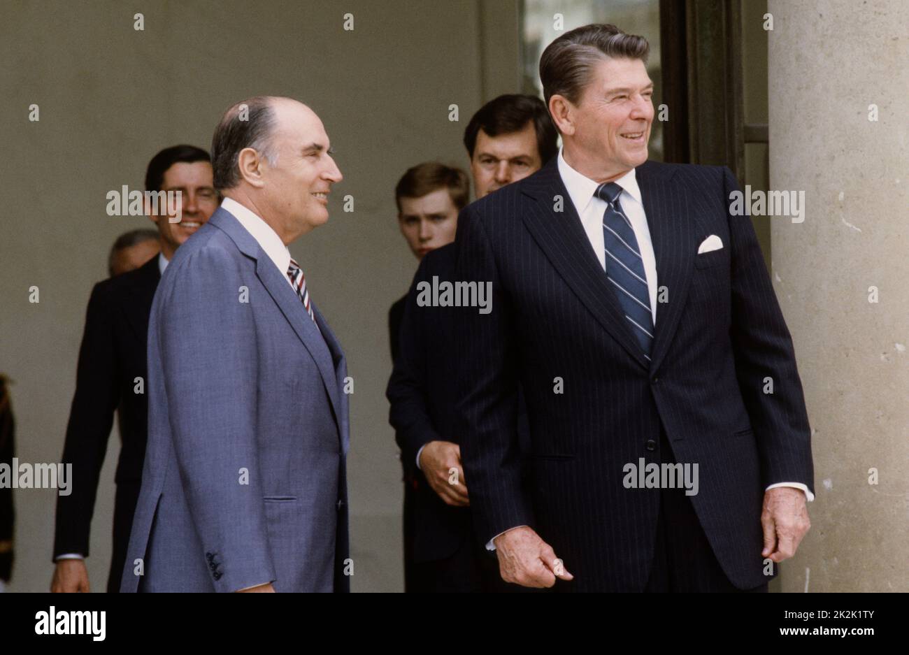 Der französische Präsident François Mitterrand begrüßte US-Präsident Ronald Reagan während seines offiziellen Besuchs in Frankreich im Juni 1982 zum Gipfel der Industrieländer in Versailles. 3. Juni 1982 Stockfoto