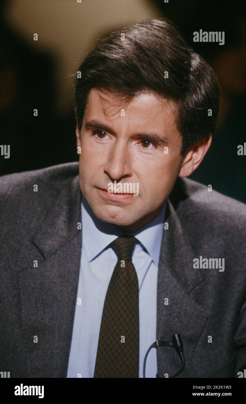 Der französische Schriftsteller und politische Berater Alain Minc über das Set der literarischen Fernsehsendung „Apostrophe“ am 19. Januar 1990. Stockfoto