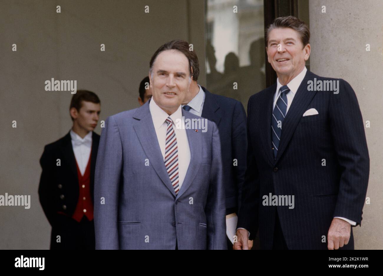 Der französische Präsident François Mitterrand begrüßte US-Präsident Ronald Reagan während seines offiziellen Besuchs in Frankreich im Juni 1982 zum Gipfel der Industrieländer in Versailles. 3. Juni 1982 Stockfoto