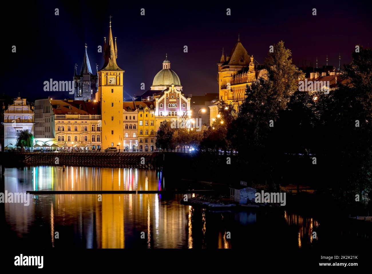 Malerischer Nachtsicht auf die Karlsbrücke und die Gebäude entlang der Moldau. Prag, Tschechische Republik Stockfoto