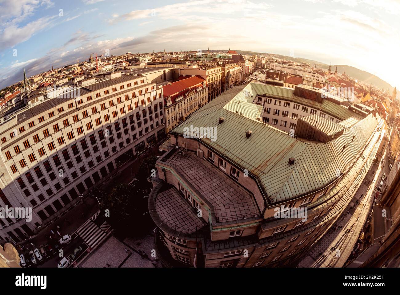 Blick aus der Vogelperspektive auf die Prager Altstadt mit roten Dächern. Tschechische Republik Stockfoto