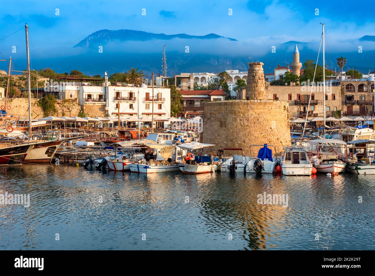 Malerischer Blick auf den Hafen von Kyrenia (Girne) mit Bergen im Hintergrund. Zypern Stockfoto