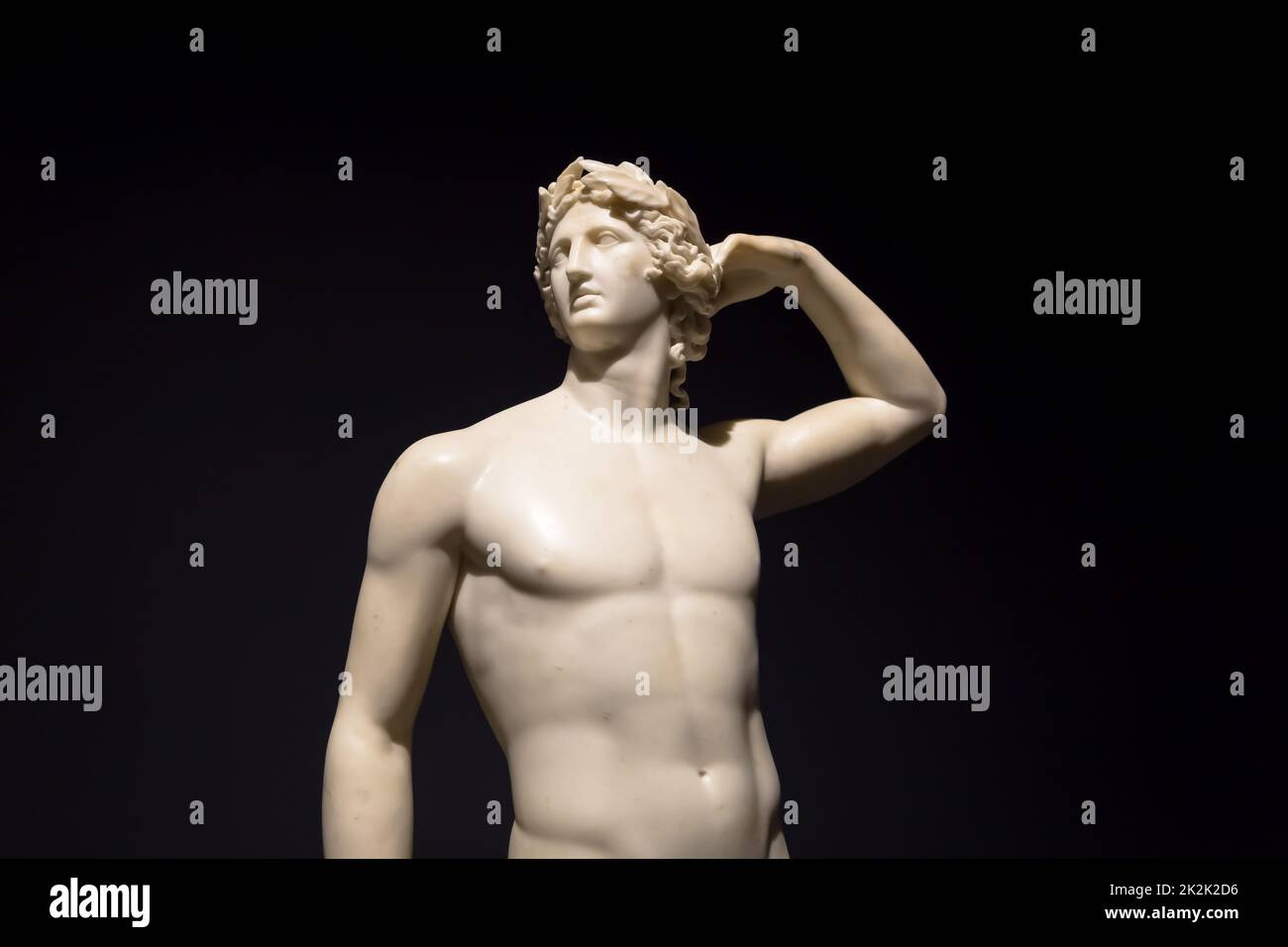 Apollo krönt sich selbst - Antonio Canovas antike Skulptur im Italienischen Museum Stockfoto