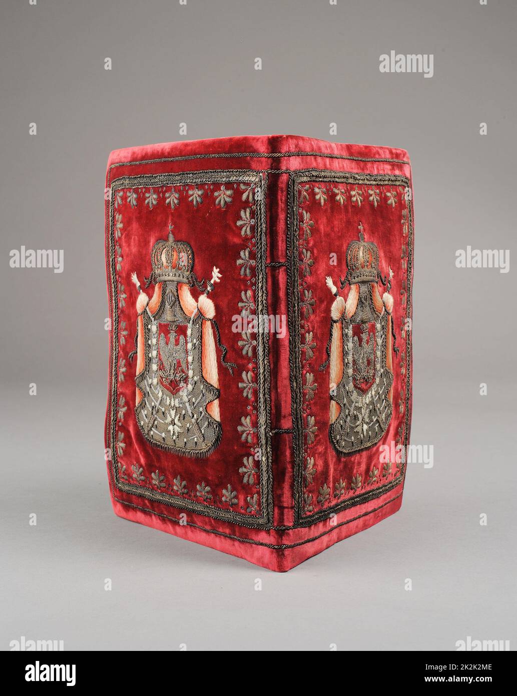 Schlacht von Eylau gewann die Grande Armée Buchbindung mit Design in der Mitte mit dem kaiserlichen Wappen aus Gold und Seide. 34 Seiten und 5 Endblätter im Folio-Format Buchbinder aus rotem Samt, mit Gold und Silber verziert, beidseitig fertig (26 x 19 cm) Alberto Ricci Foto Stockfoto