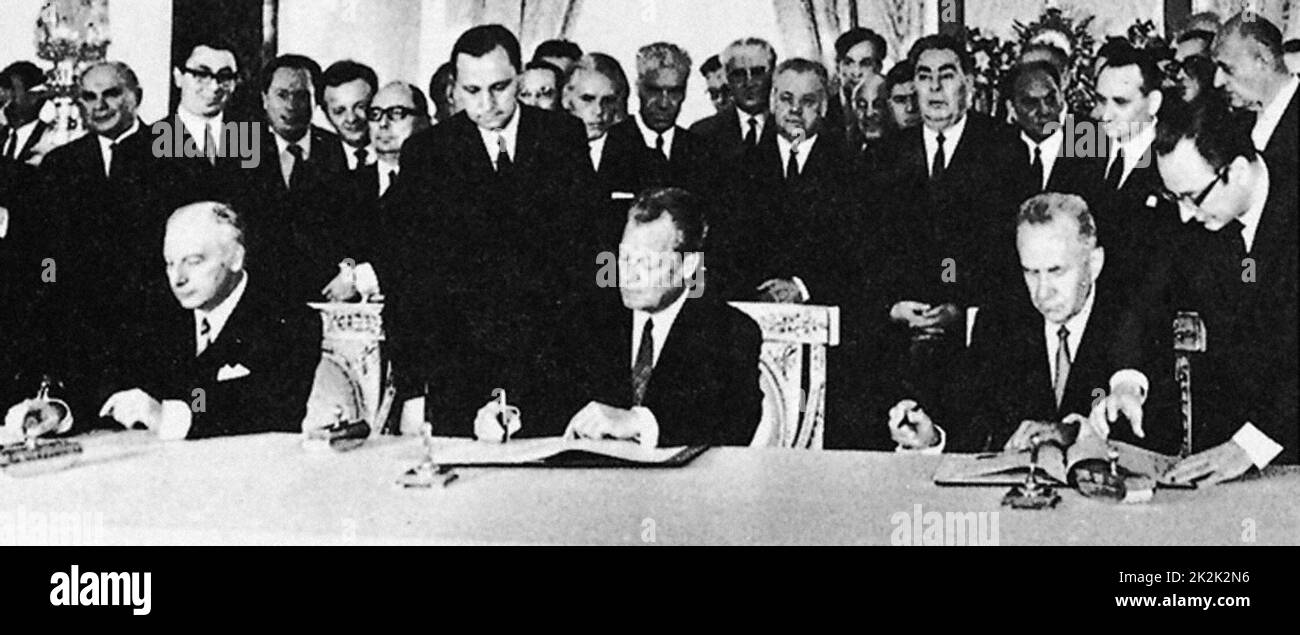 Unterzeichnung des Vertrags von Moskau im August 1970; v.l.n.r.: Walter Scheel, Willy Brandt, Alexej Kossygin. Stockfoto