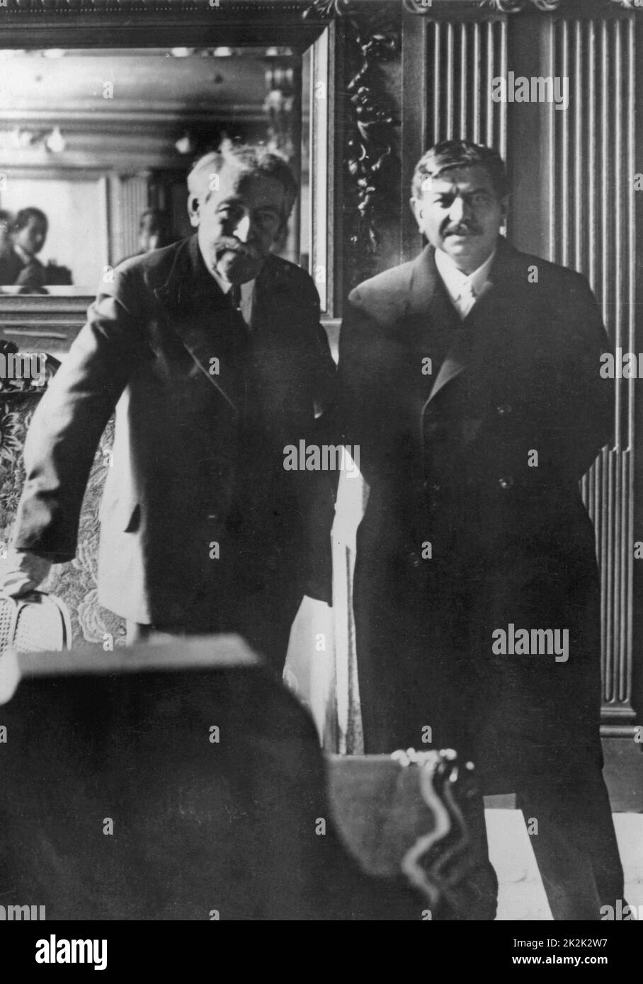 Pierre Laval (rechts) folgt Aristide Briand (links) als französischer Außenminister. Sie posieren am 14. Januar 1932 in einem der Salons des Quai d'Orsay in Paris. Stockfoto
