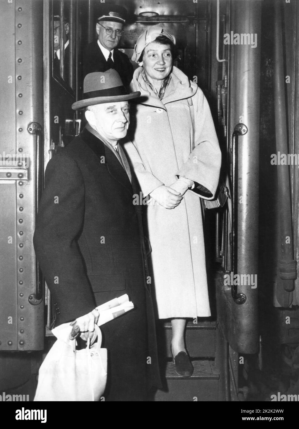 DER US-Diplomat Philip Caryl Jessup und seine Frau Lois Walcott Kellogg eilen nach Hause, um auf die Anschuldigungen von Senator McCarthy wegen seiner "Affinität zu kommunistischen Organisationen" zu antworten. März 1950 Stockfoto