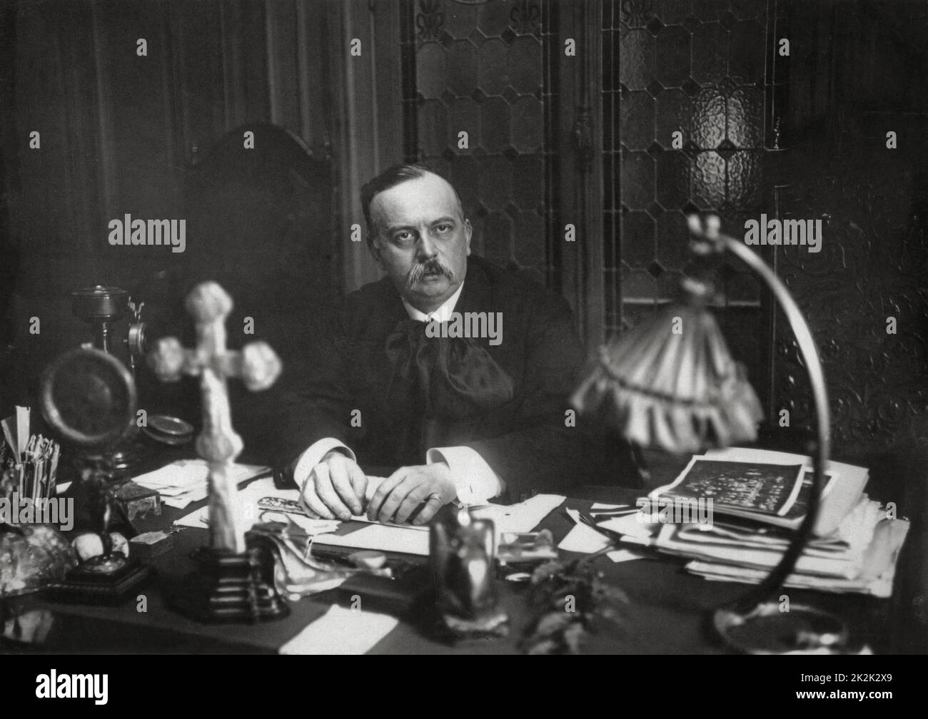 Der französische Politiker Marc Sangnier im Büro von Sillon ("die Furche" oder "der Weg"), der politischen Bewegung, die er 1894 gründete. Krypta der Collège Stanislas in Paris, kurz vor der Auflösung der Bewegung im Jahr 1910. Stockfoto