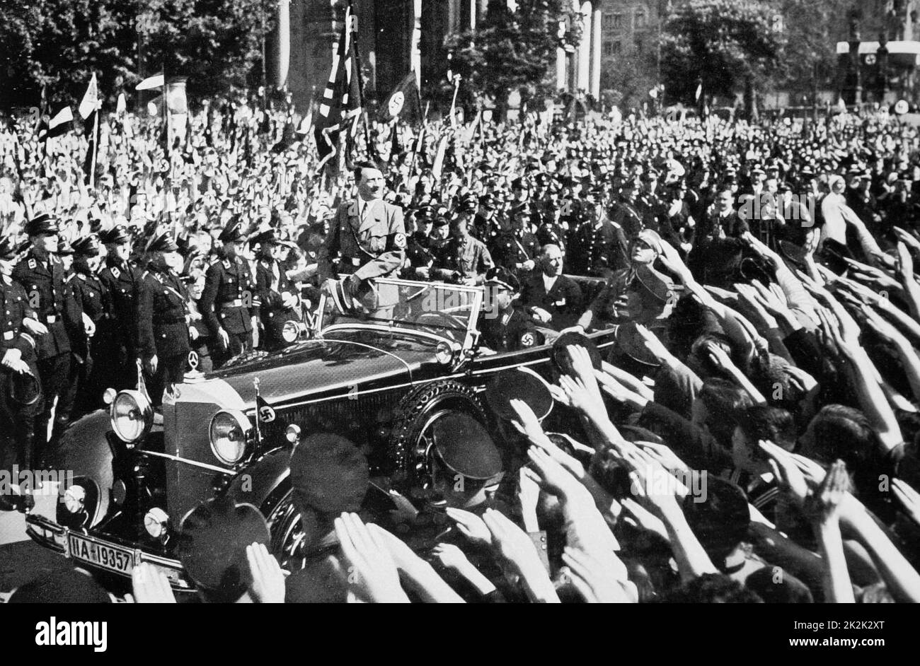 Nationaler Tag der Arbeit, in Berlin. Hitler-Jugendtreffen im Berliner Lustgarten. Adolf Hitler ging, nachdem er eine Rede vor der Jugend gehalten hatte. 1. Mai, 1934 Weimarer Republik Stockfoto