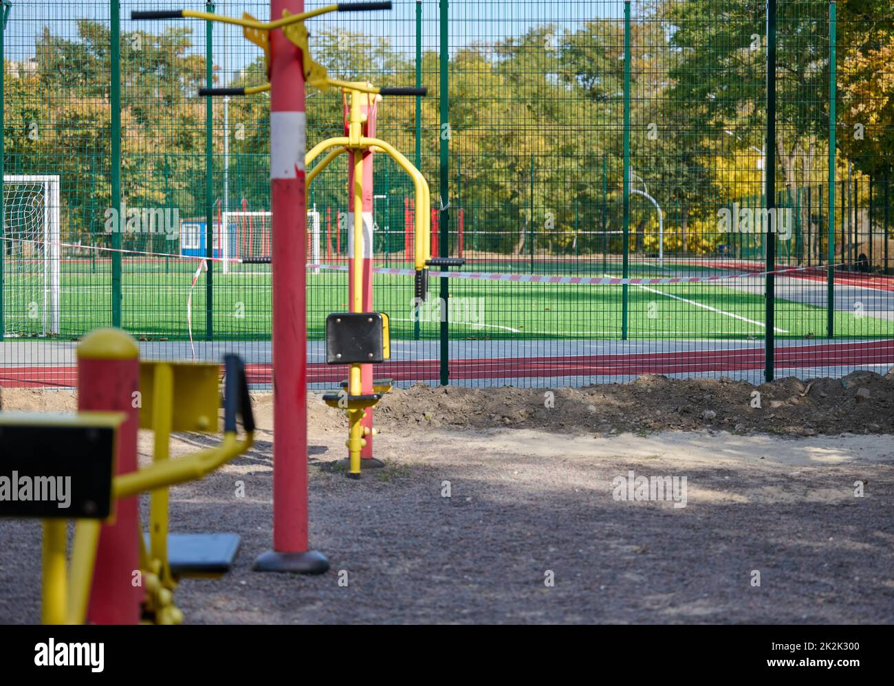 Sportgeräte in einem öffentlichen Park ohne Menschen, ein leerer Spielplatz während einer Pandemie und Epidemie. Sperrzeit Stockfoto