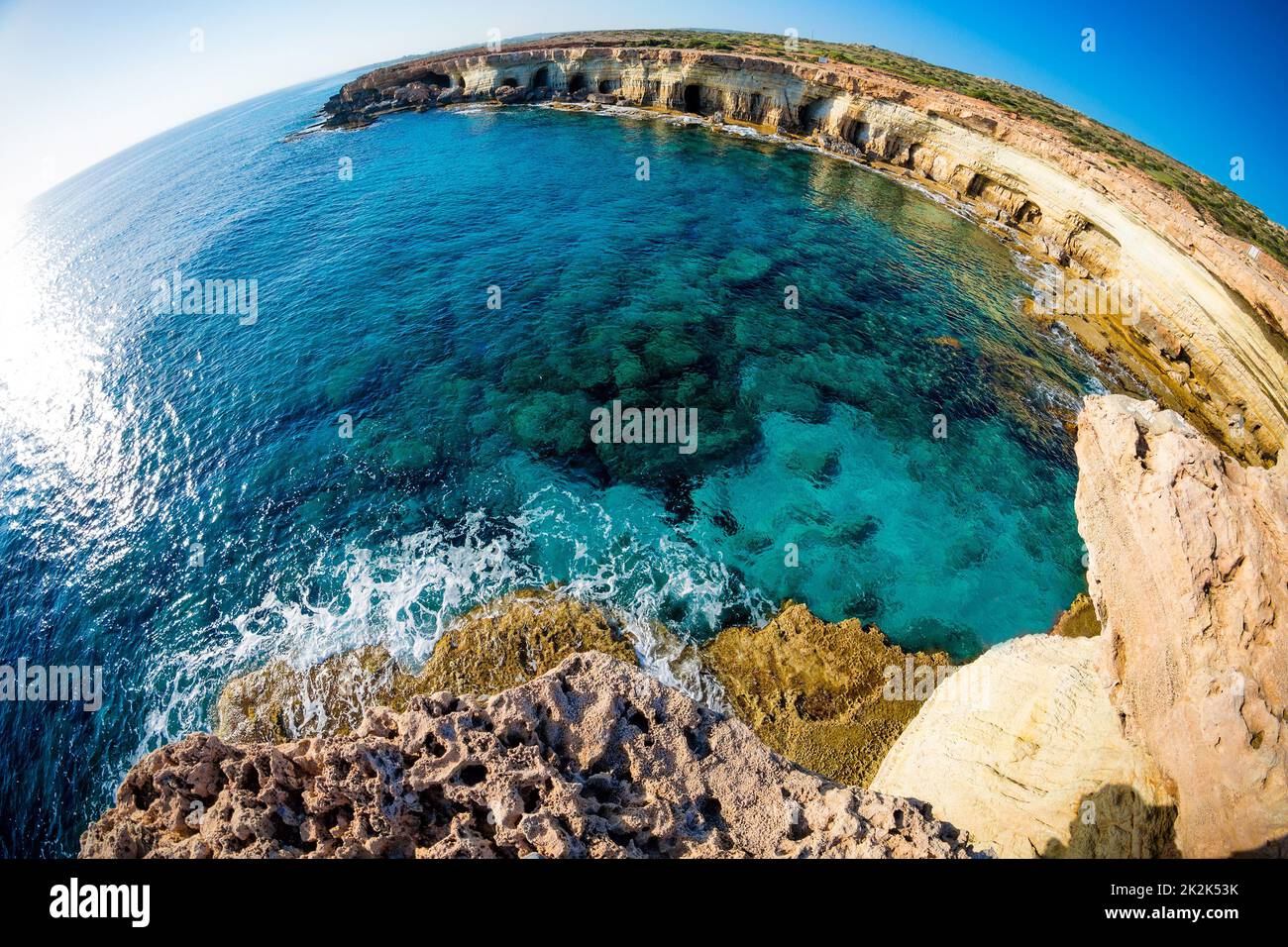 Meereshöhlen in der Nähe von Kap Greco. Ayia Napa, Zypern Stockfoto