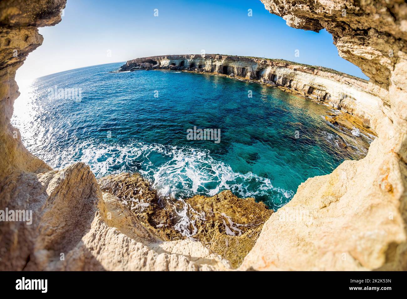 Meereshöhlen in der Nähe von Cape Greko. Mittelmeer. Zypern Stockfoto