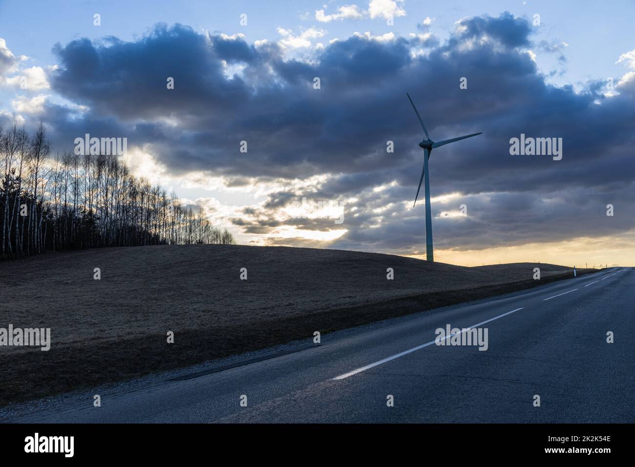 Schöner Sonnenuntergang mit Silhouetten von Windkraftwerk Stockfoto