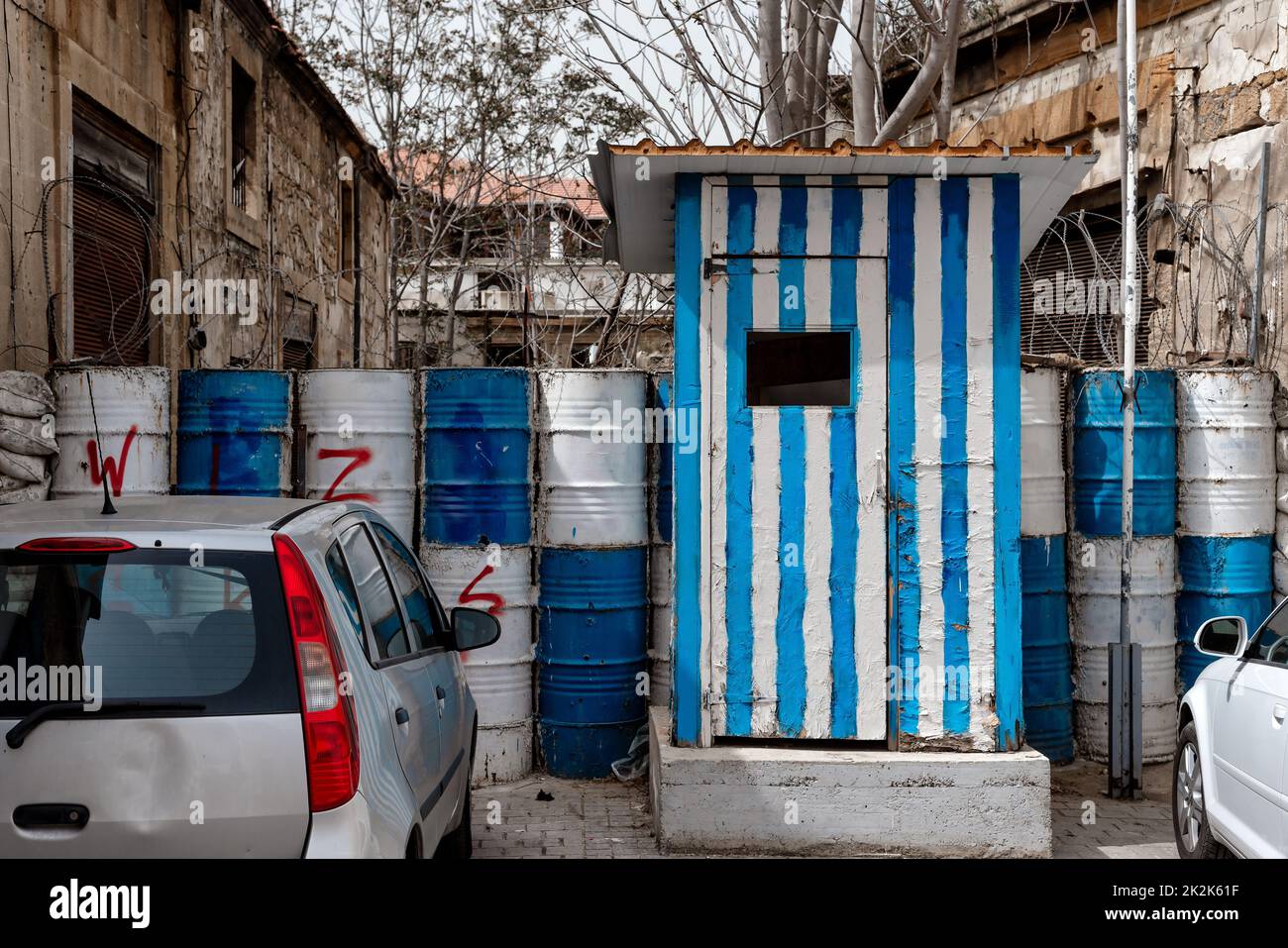 Wachposten in den Farben der griechischen Flagge an der Grünen Linie in Nikosia, Zypern Stockfoto