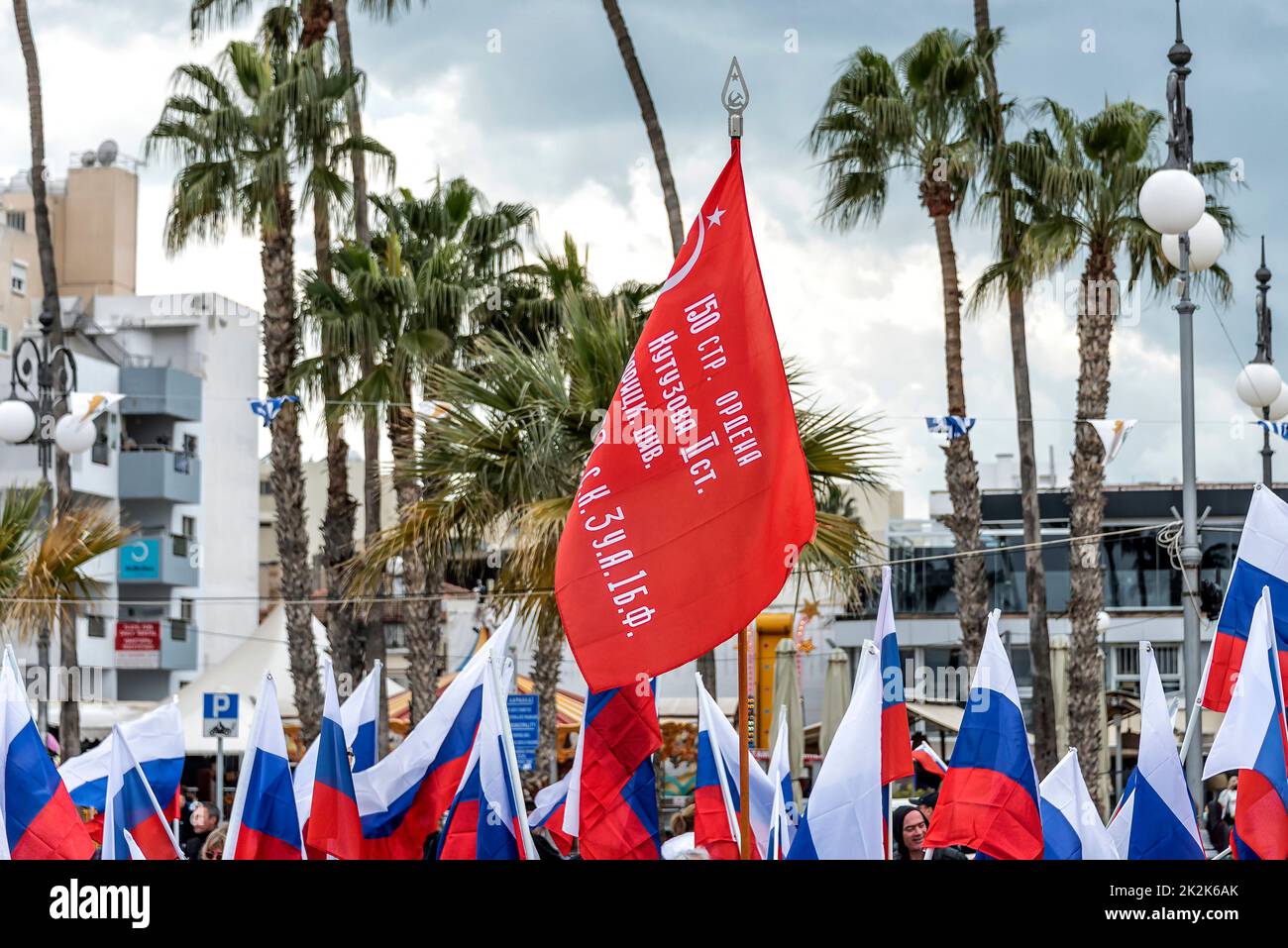 Larnaka, Zypern - 26. März 2022: Flaggen Russlands und der Sowjetunion während der prorussischen Kundgebung im Gebiet Foinikoudes in Larnaka Stockfoto