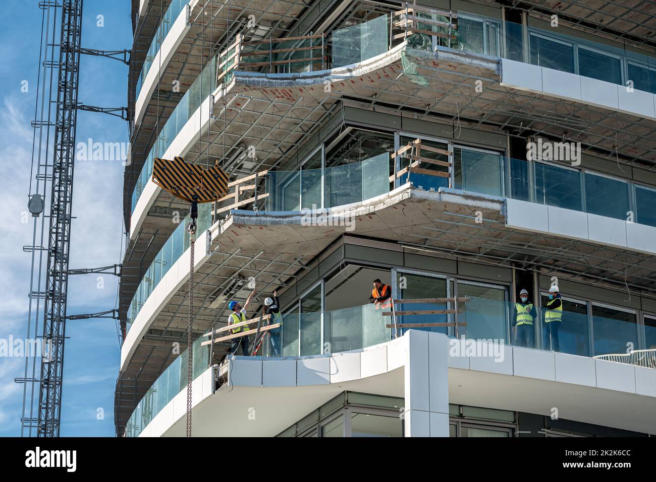 Limassol, Zypern - 10. Februar 2022: Arbeiter auf der Hochhausbaustelle Stockfoto