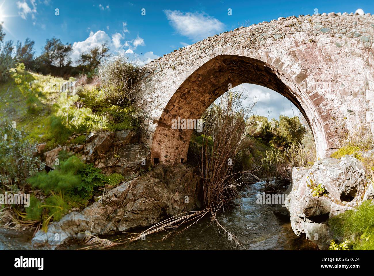 Mittelalterliche venezianische Steinbrücke in Akapnou. Limassol District, Zypern Stockfoto