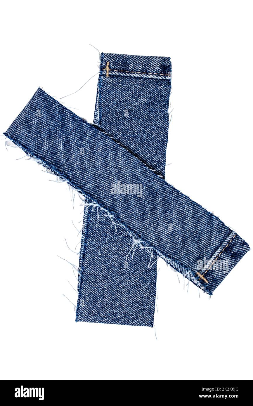Nahaufnahme von zwei abgeschnittenen Hosenbeinen einer Jeans aus blauem Denim, isoliert auf weißem Hintergrund. Beschneidungspfad. Makro. Stockfoto