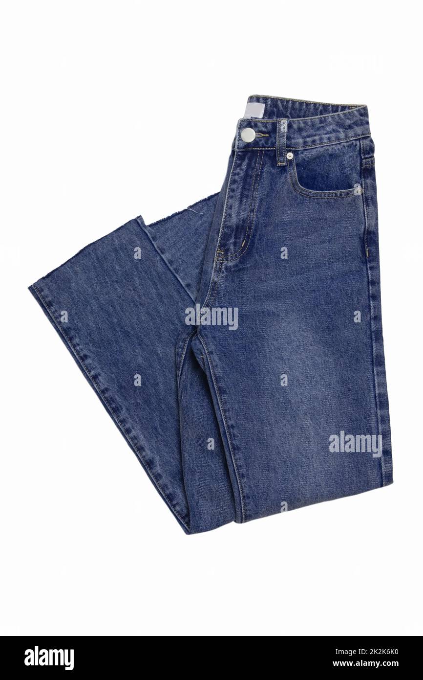 Frau jeans isoliert. Gefaltete trendige stilvolle Weibliche Blue Jeans Hosen auf einem weißen Hintergrund. Modische Jeans für Frauen. Stockfoto