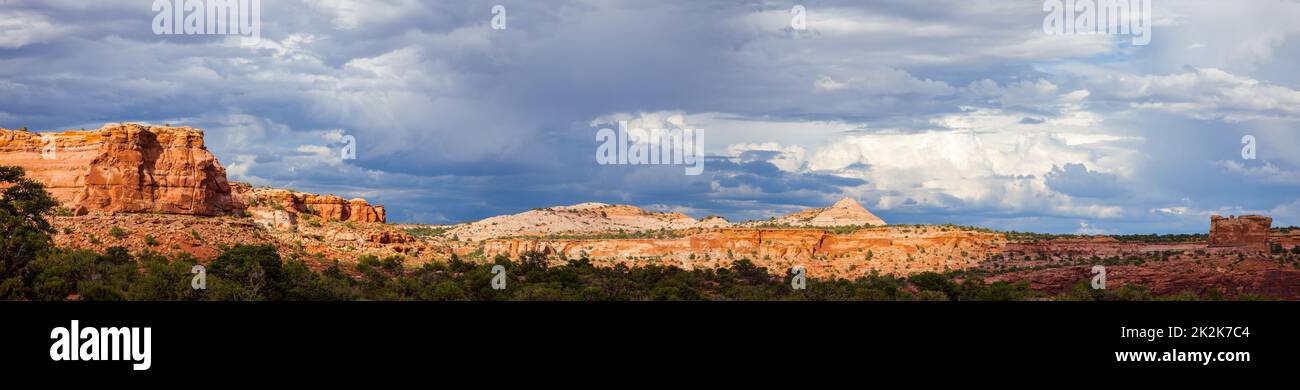 Panoramablick auf die Insel im Himmel Mesa, Blick südöstlich vom Green River Overlook, Canyonlands NP, Utah. Stockfoto