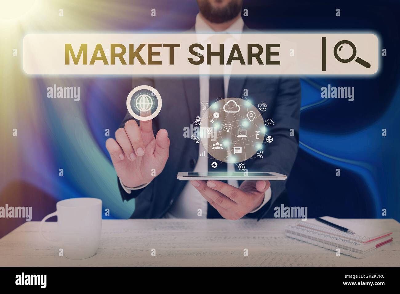 Handgeschriebenes Schild Marktanteil. Geschäftsansatz der Teil eines Marktes, der von einem bestimmten Unternehmen kontrolliert wird, der einen Mann-Bildschirm eines Mobiltelefons mit futuristischer Technologie besitzt. Stockfoto